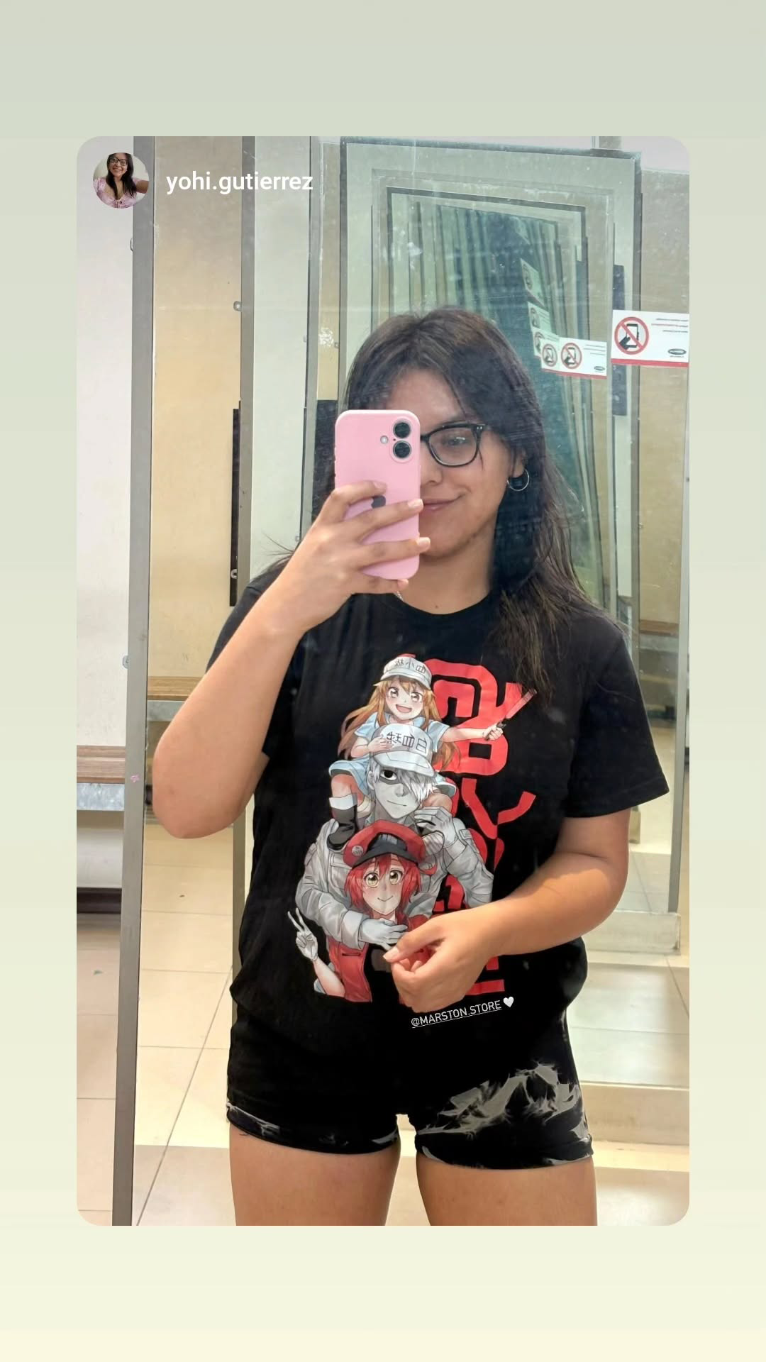 Foto real de cliente con polera negra Cells at Work Hataraku Saibou