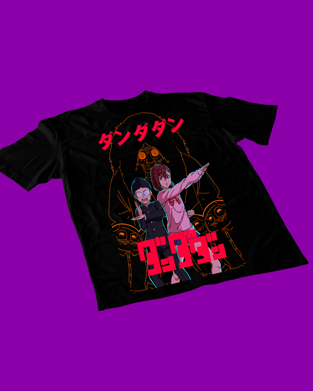 Polera negra Dandadan con Momo Ayase y Okarun
