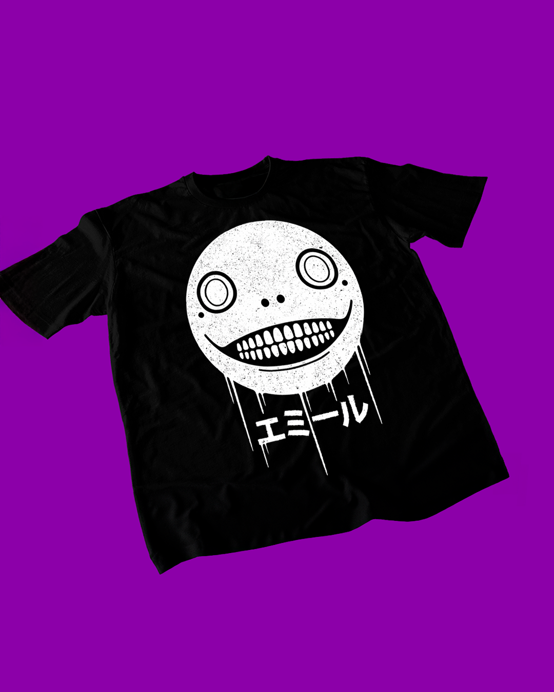 Polera negra NieR: Automata con diseño de Emil