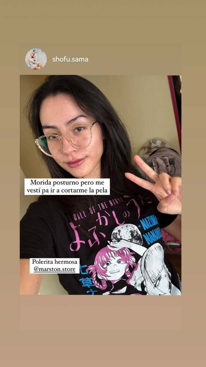 Foto real de cliente - Polera Yofukashi no Uta - Nazuna Nanakusa (#ak0)