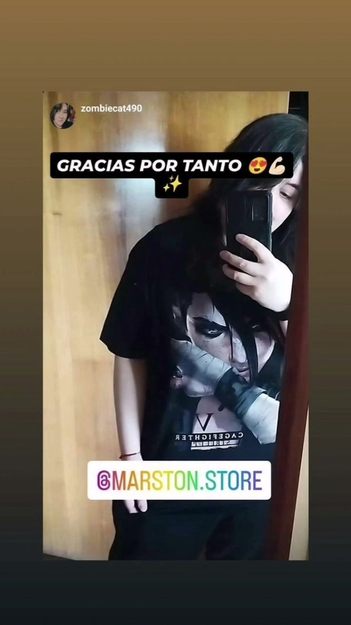 Foto real de cliente - Polera Arcane - Vi