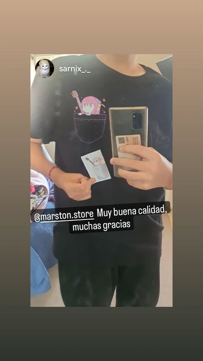 Foto real de cliente - Polera Bocchi the Rock! - Hitori Gotoh (bolsillo)