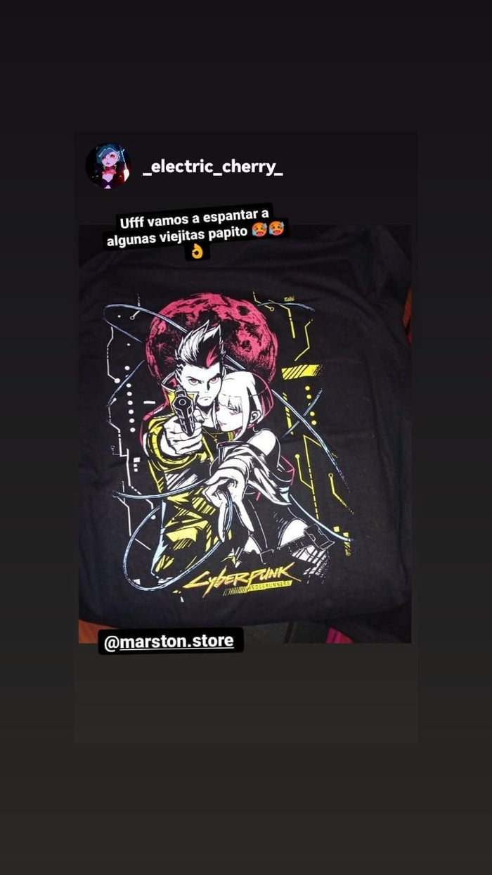 Foto real de cliente - Polera Cyberpunk - Lucy Kushinada x David Martinez