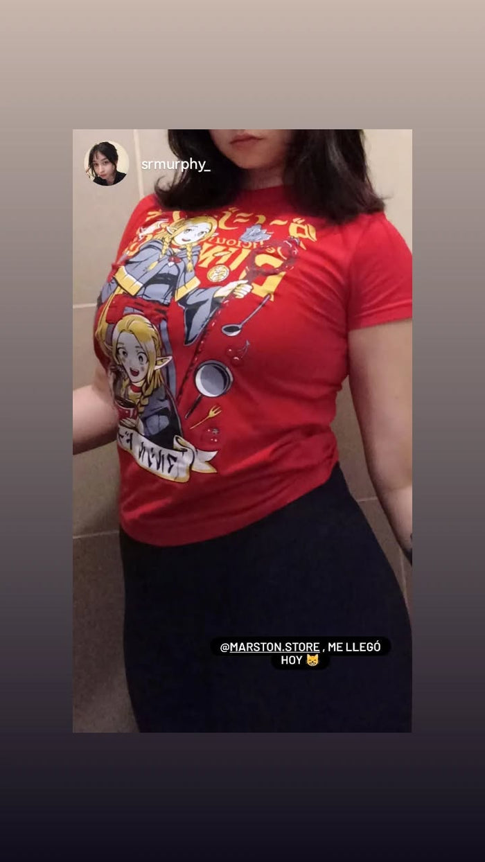 Foto real de cliente - Polera Dungeon Meshi - Marcille