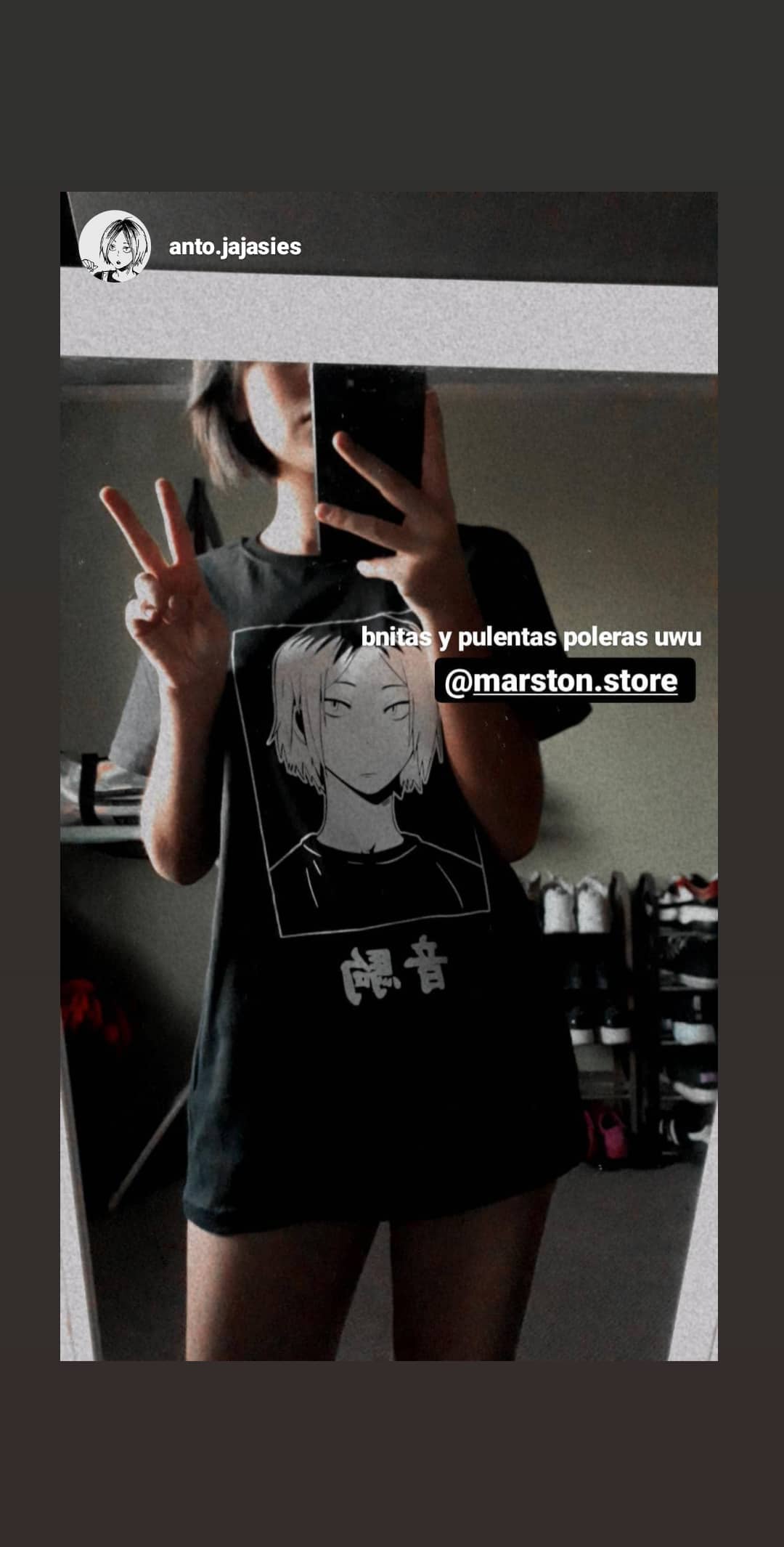 Foto real de cliente con polera negra Haikyuu Kenma Kozume