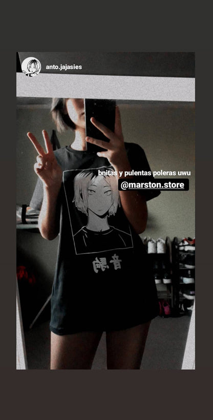 Foto real de cliente con polera negra Haikyuu Kenma Kozume