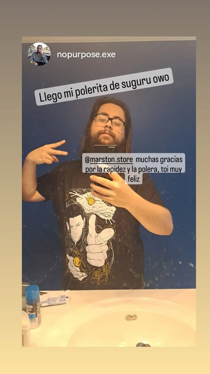 Foto real de cliente con polera negra Jujutsu Kaisen Suguru Geto
