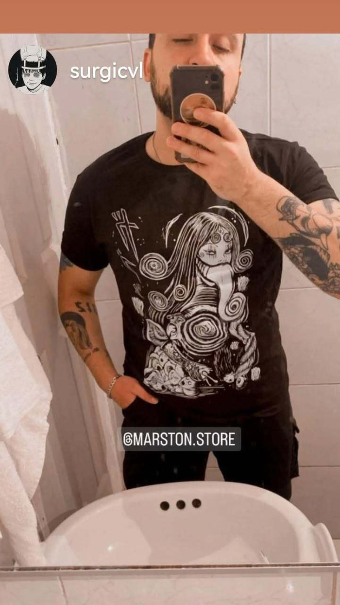 Foto real de cliente - Polera Junji Ito - Uzumaki