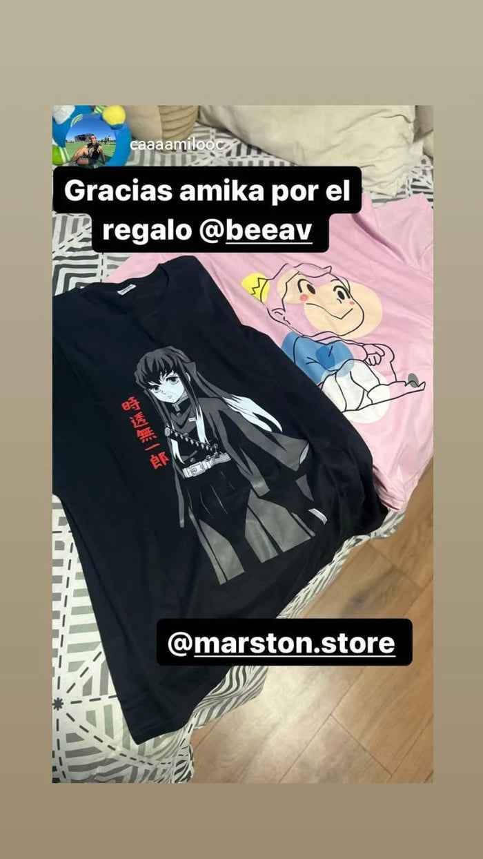 Foto real de cliente - Polera Kimetsu no Yaiba - Muichiro Tokito