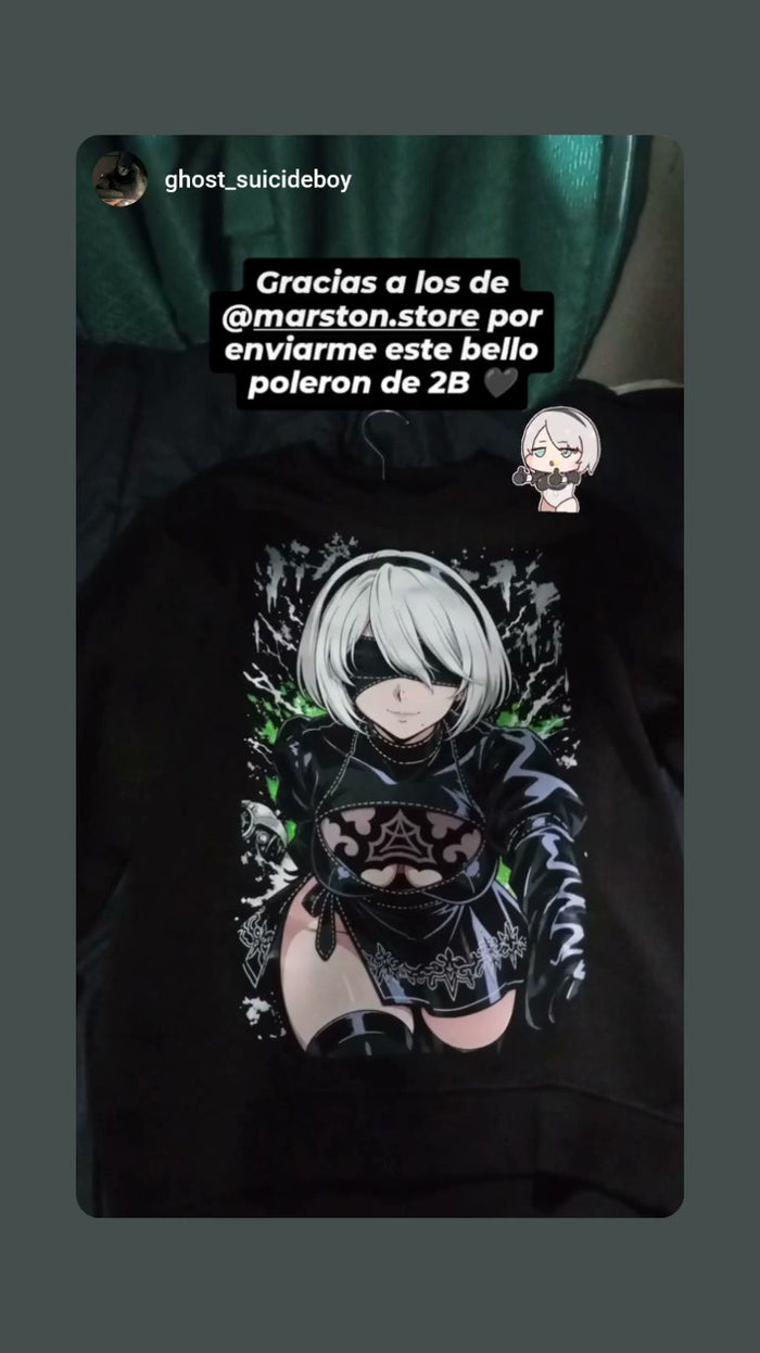 Foto real de cliente - Polera Nier Automata - 2B