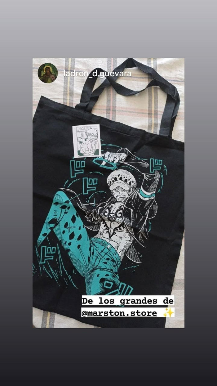 Foto real de cliente - Polera One Piece - Trafalgar D. Water Law - Negra 5