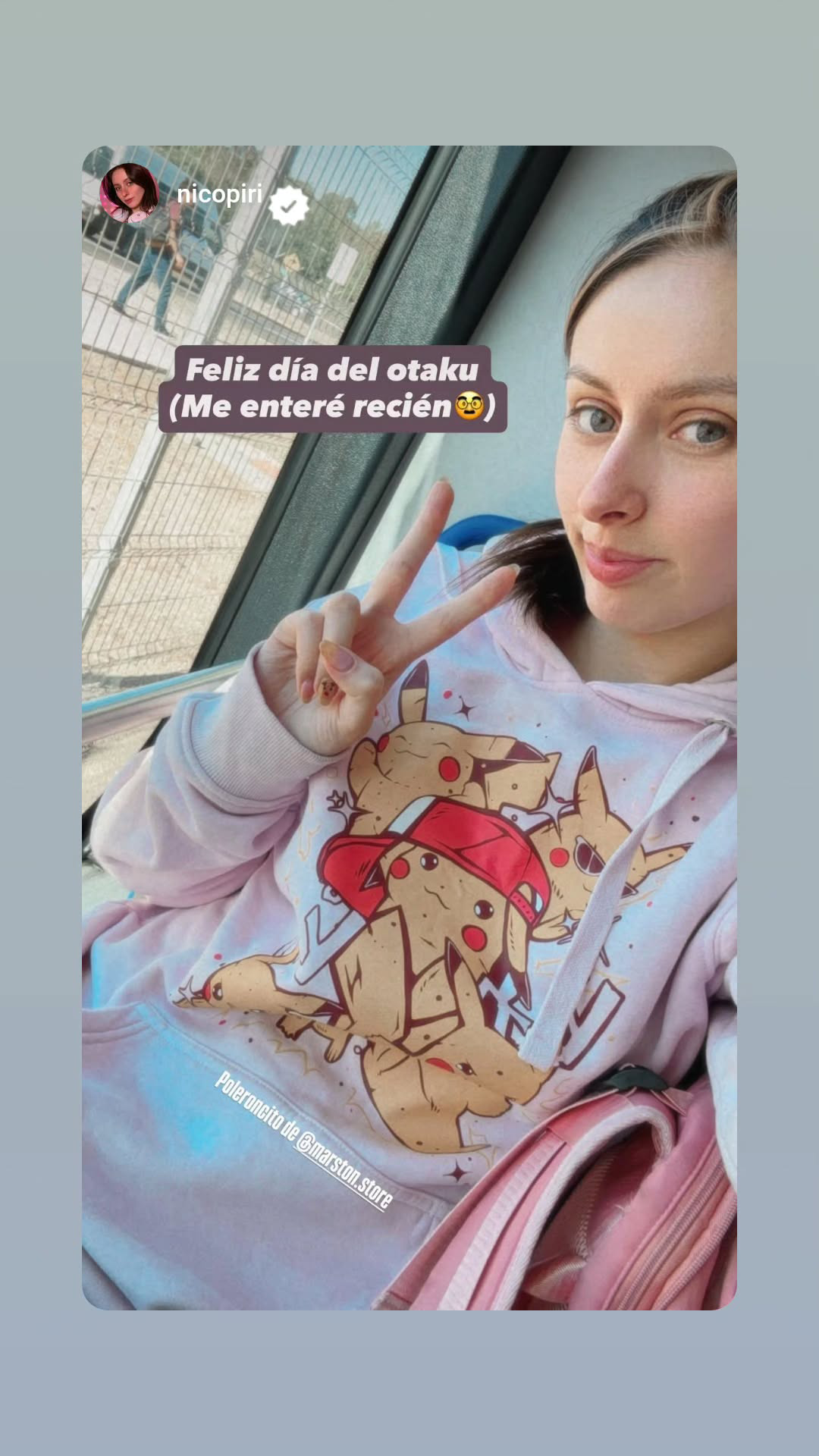 Foto real de cliente con polerón Pokemon Pikachu