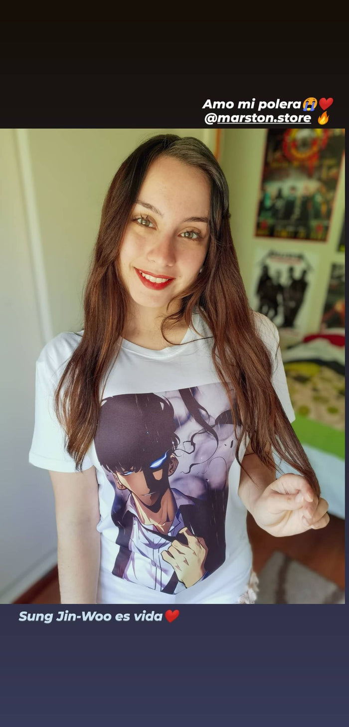 Foto real de cliente - Polera Solo Leveling - Sung Jin-Woo