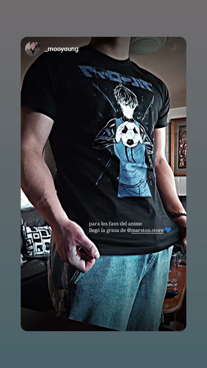 Foto real de cliente - Polera Blue Lock - Yoichi Isagi