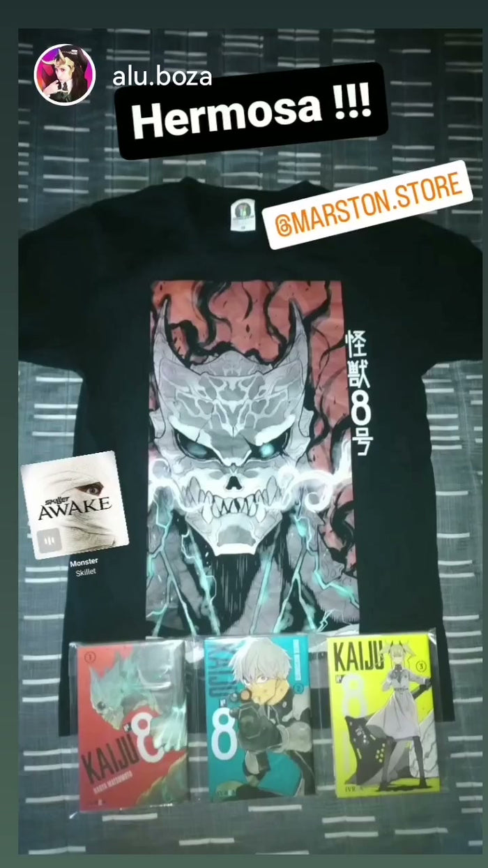 Foto real de cliente - Polera Kaiju No. 8