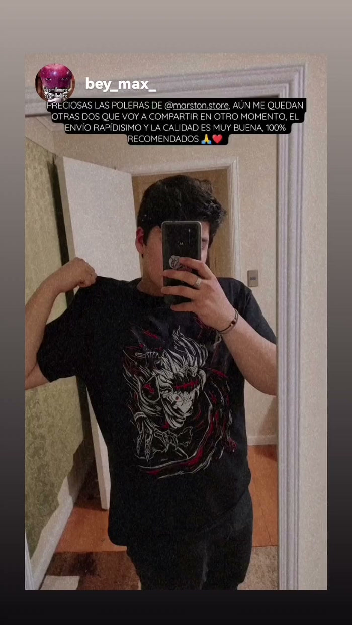 Foto real de cliente - Polera Black Clover - Asta