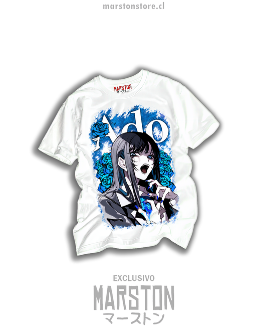Polera blanca de Ado con retrato gótico de cantante japonesa, rosas azules y letras Ado