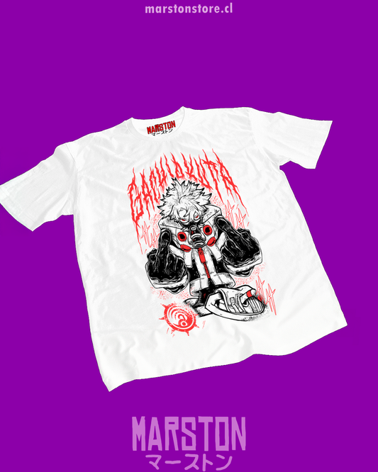 Polera blanca de Gachiakuta con diseño anime
