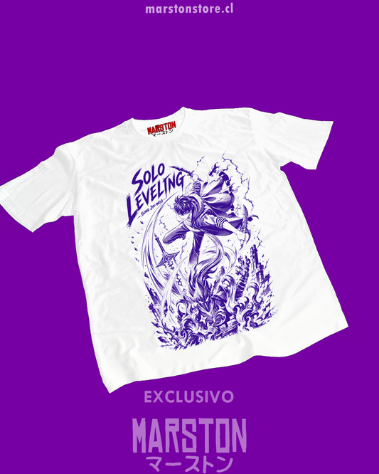 Polera blanca de Solo Leveling con diseño anime