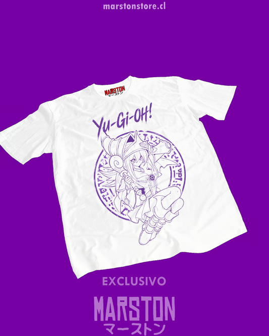 Polera blanca de Yu-Gi-Oh! con Maga Oscura