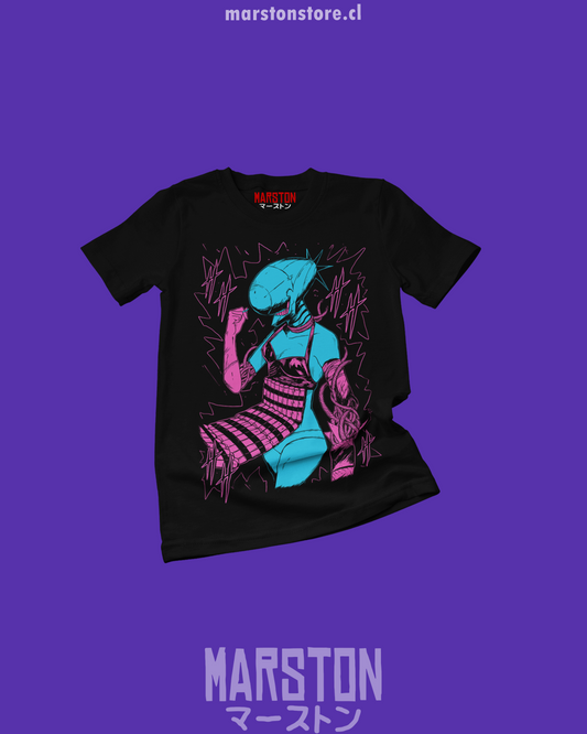 Polera negra Chainsaw Man con diseño de Reze
