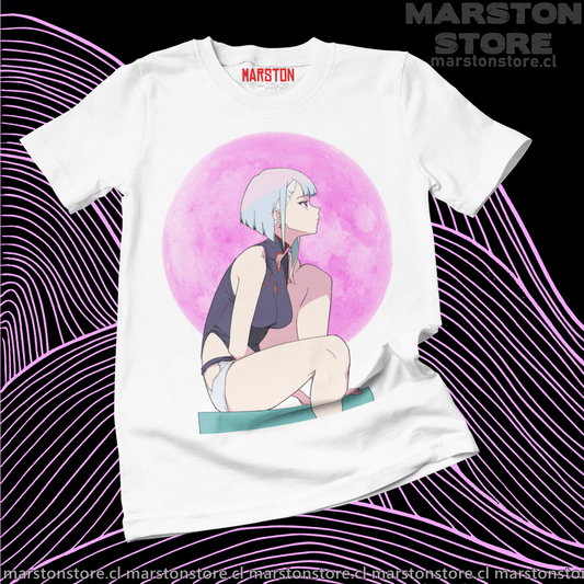 Polera blanca de Cyberpunk: Edgerunners con diseño de Lucy Kushinada