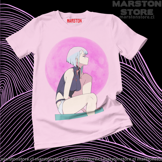 Polera rosada de Cyberpunk: Edgerunners con diseño de Lucy Kushinada