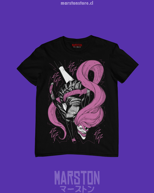 Polera negra Dandadan con diseño de Aira Shiratori