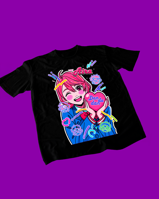 Polera negra Dandadan con diseño de Aira Shiratori