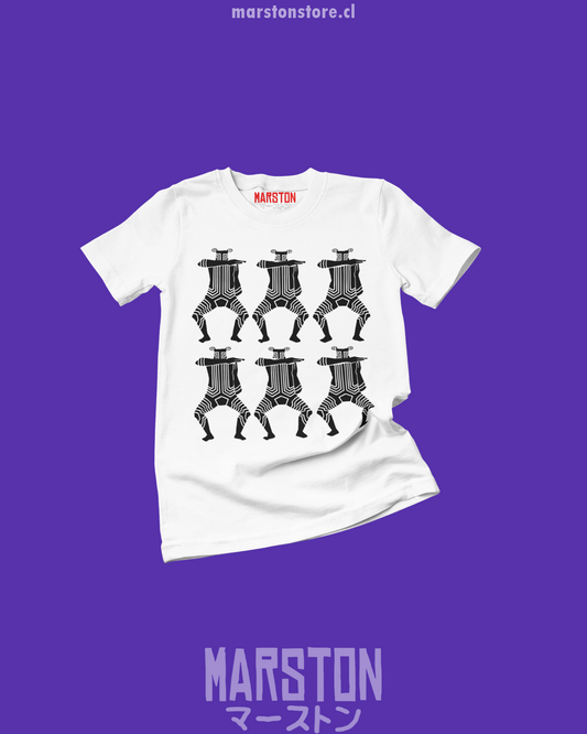 Polera blanca con diseño de Dandadan