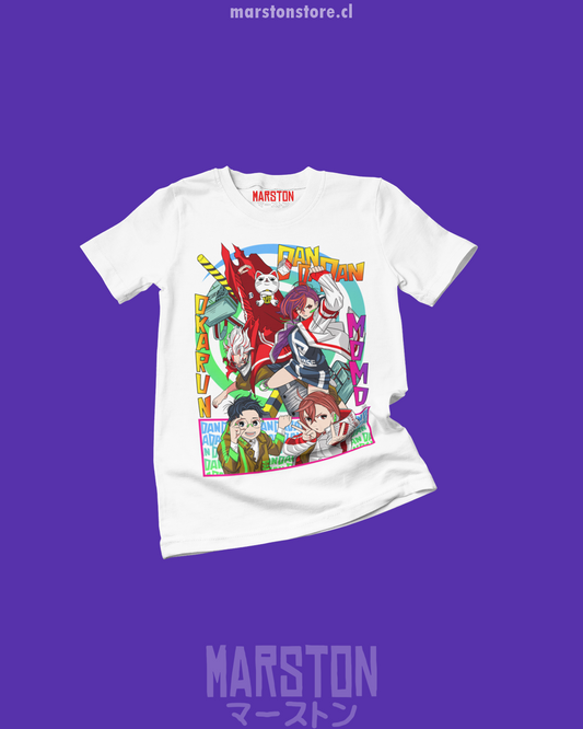Polera blanca con diseño de Dandadan