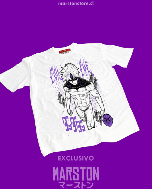 Polera blanca Dandadan con diseño de Evil Eye