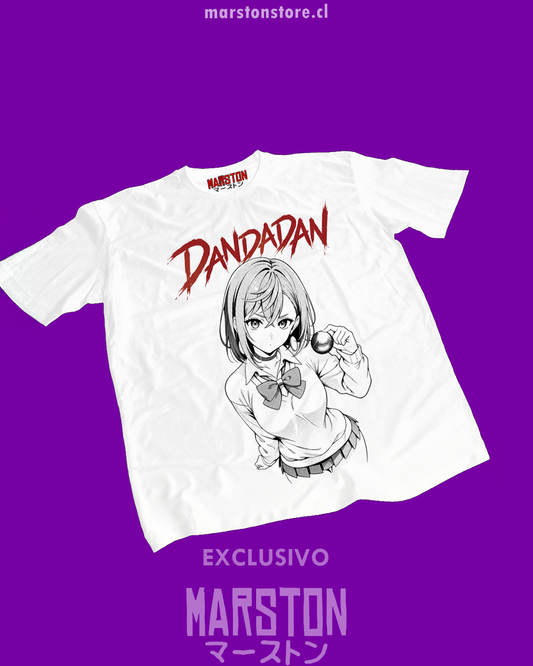 Polera blanca Dandadan con diseño de Momo Ayase