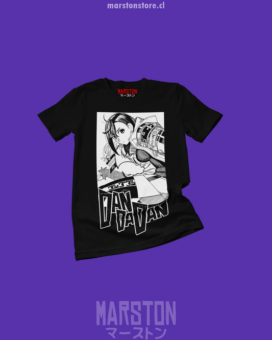 Polera negra Dandadan con diseño de Momo Ayase