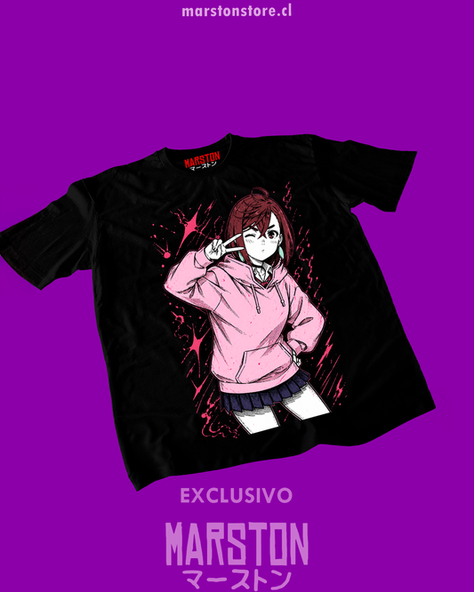 Polera negra Dandadan con diseño de Momo Ayase