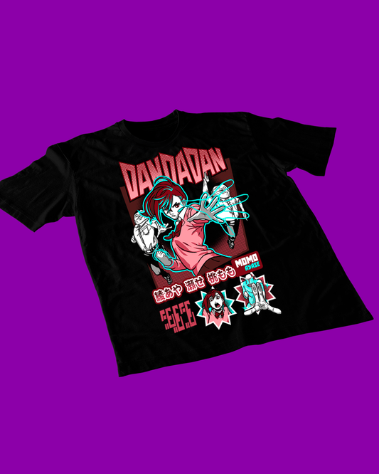 Polera negra Dandadan con diseño de Momo Ayase