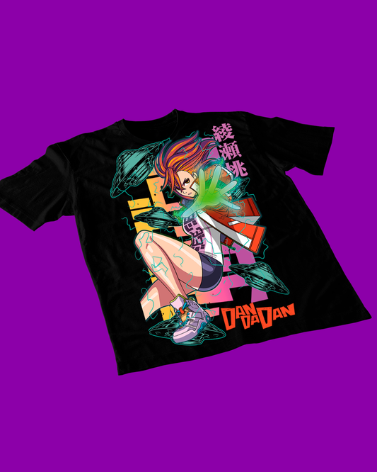 Polera negra Dandadan con diseño de Momo Ayase