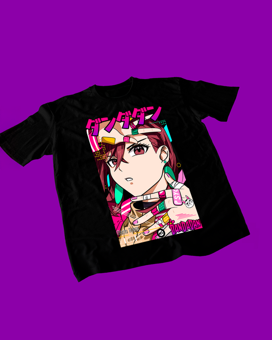 Polera negra Dandadan con diseño de Momo Ayase