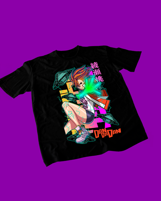 Polera negra Dandadan con diseño de Momo Ayase