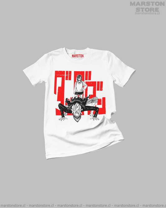 Polera blanca Dandadan con Momo Ayase y Okarun