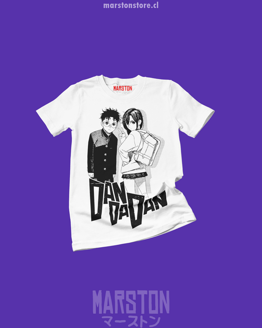 Polera Dandadan blanca y negra con Momo Ayase y Okarun