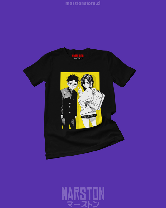 Polera negra Dandadan con Momo Ayase y Okarun