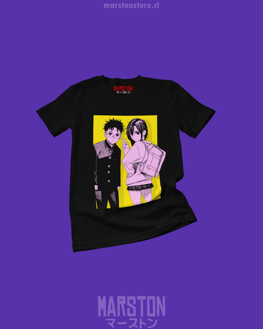 Polera negra Dandadan con Momo Ayase y Okarun