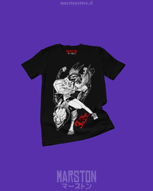 Polera negra Dandadan con Momo Ayase y Okarun