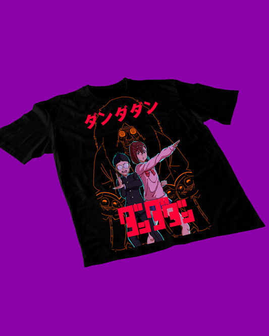 Polera negra Dandadan con Momo Ayase y Okarun