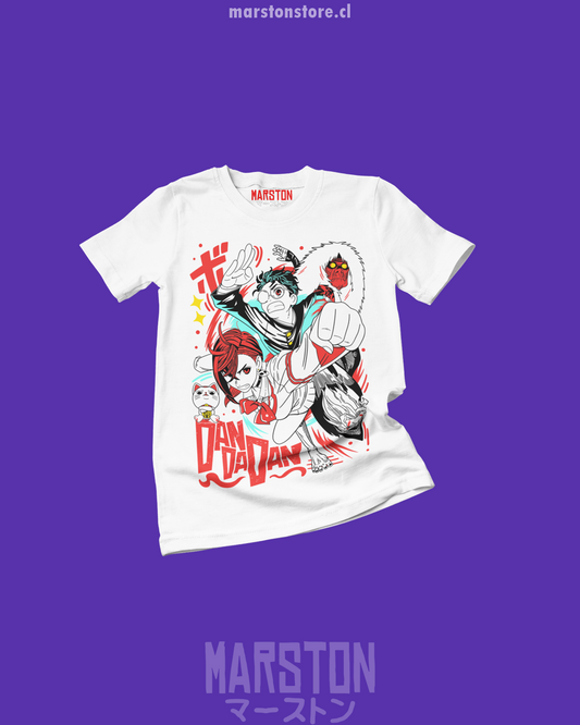 Polera blanca Dandadan con Momo Ayase, Okarun y Turbo Abuela