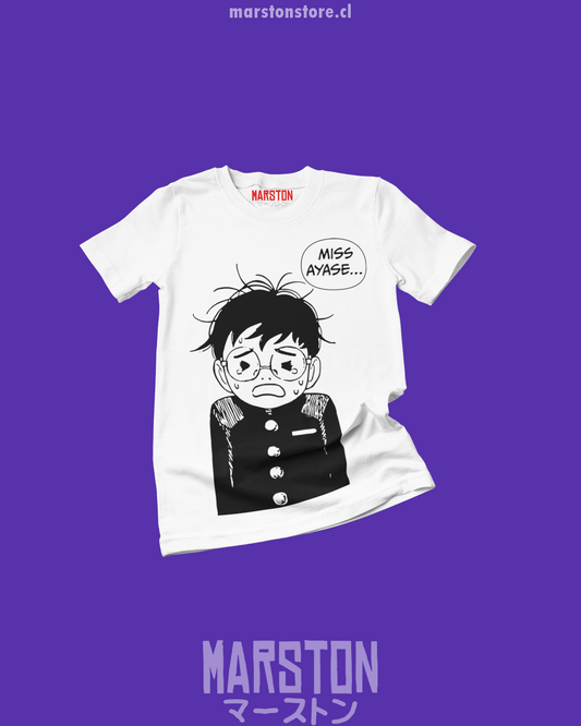 Polera blanca Dandadan con diseño de Okarun