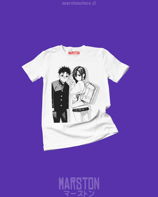 Polera Dandadan blanca y negra con Okarun y Momo Ayase