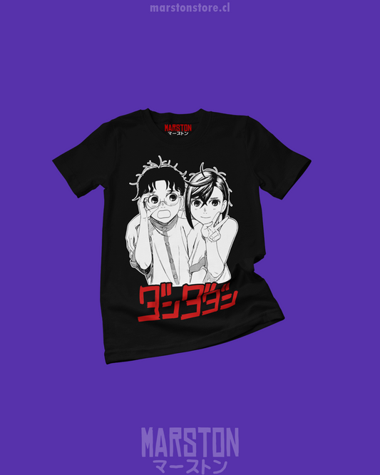 Polera negra Dandadan con Okarun y Momo Ayase