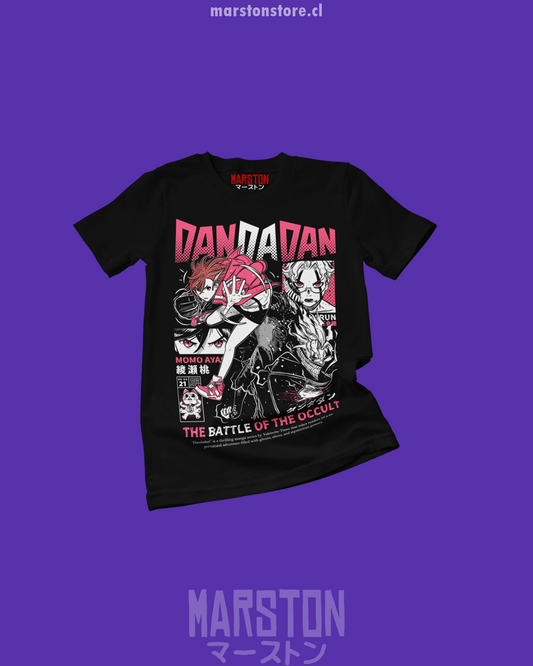 Polera negra Dandadan con Okarun y Momo Ayase